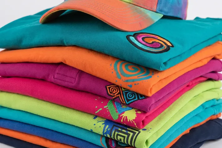 Produktbeispiel: gestapelte bedruckte T-Shirts in verschiedenen Farben
