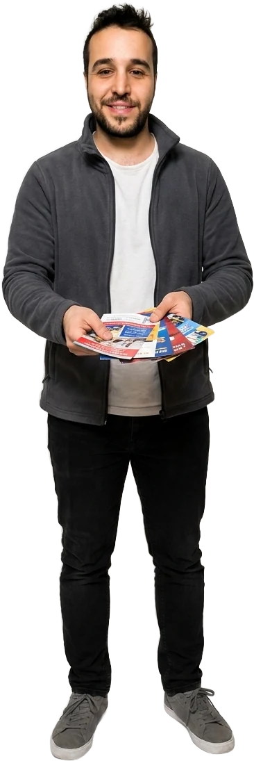 Mehmet Genco überreicht einen frisch gedruckten Flyer