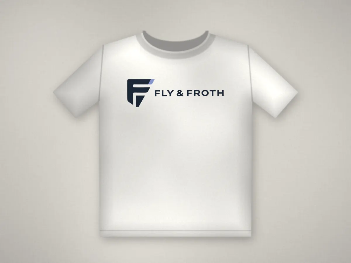 Visualisierung: weißes T-Shirt mit dem vektorisierten Fly-&-Froth-Logo